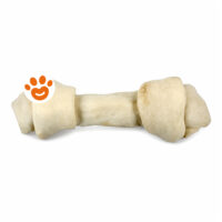 Osso masticabile per cane su sfondo bianco