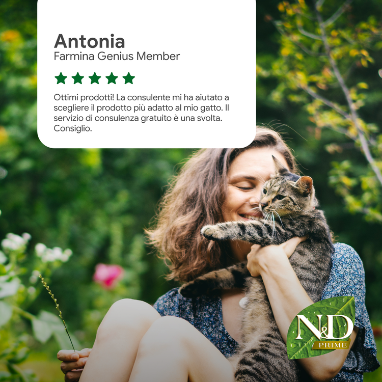 Donna sorridente abbraccia gatto tigrato in giardino