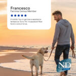 Uomo con cane al tramonto sulla spiaggia