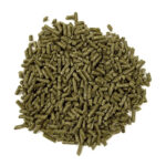 Pellet verdi di mangime su sfondo bianco