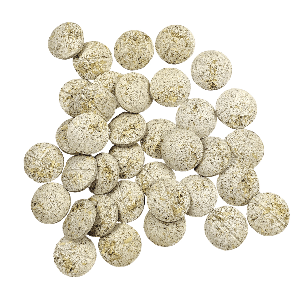 Pellet rotondi di mangime su sfondo bianco