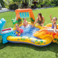 Famiglia gioca in piscina gonfiabile in giardino