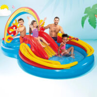 Famiglia gioca in piscina gonfiabile con scivolo