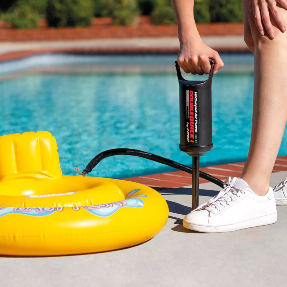 Persona gonfia salvagente giallo bordo piscina