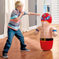 Bambino colpisce pupazzo gonfiabile da boxe