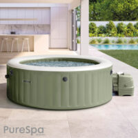 Spa gonfiabile rotonda verde su terrazza moderna