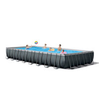 Piscina fuori terra rettangolare con famiglia che gioca