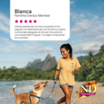 Donna passeggia con cane sulla spiaggia tropicale