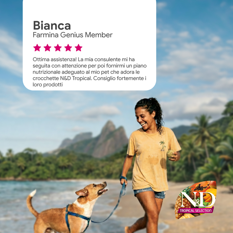 Donna passeggia con cane sulla spiaggia tropicale