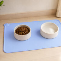 Ciotole per cane con cibo e acqua