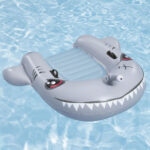Gonfiabile a forma di squalo in piscina