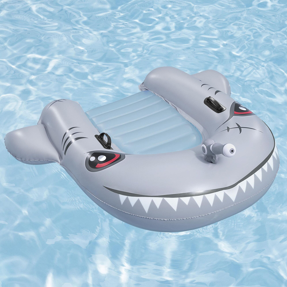 Gonfiabile a forma di squalo in piscina