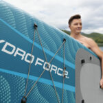 Persona con tavola da paddle Hydro-Force sul lago