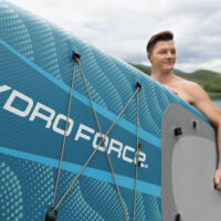 Persona con tavola da paddle Hydro-Force sul lago