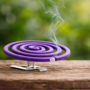 REPELLENTI E DISABITUANTI Zampirone viola acceso contro le zanzare all’aperto
