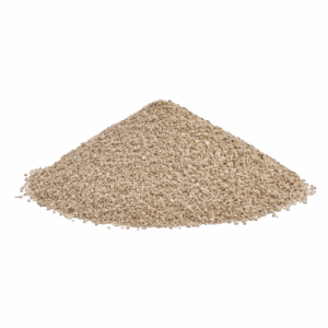 Monticello di segatura naturale su sfondo bianco