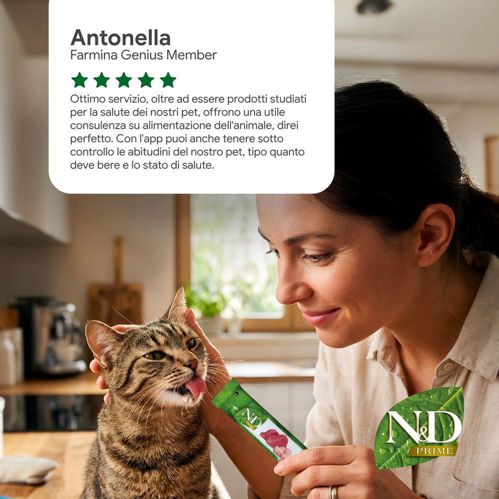 Donna nutre un gatto con snack N&D Prime