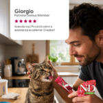 Uomo nutre un gatto con snack N&D Quinoa