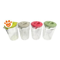 Quattro caraffe trasparenti con coperchi colorati
