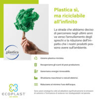 Mano con fiore di plastica verde riciclata