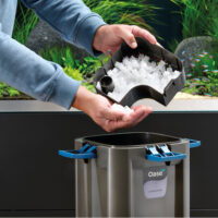 Inserimento materiale filtrante in filtro per laghetto