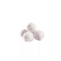 Batuffoli di cotone bianco su sfondo bianco