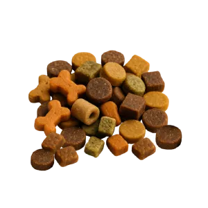 Mucchio di crocchette secche per cani assortite