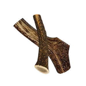 Tre pezzi di legno rustico intrecciati