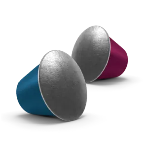 Due capsule di caffè colorate su sfondo nero