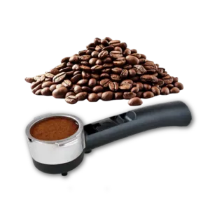 Chicchi di caffè e portafiltro con polvere macinata
