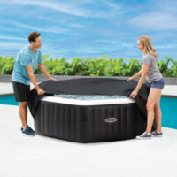 Coppia copre una spa gonfiabile Intex all'aperto