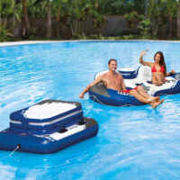 Coppia su canotto gonfiabile con piattaforma in piscina