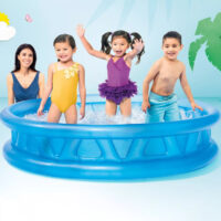 Tre bambini giocano in una piscina gonfiabile blu