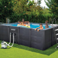 Famiglia si diverte in piscina fuori terra Intex