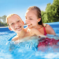 Madre e figlio sorridono in piscina