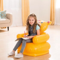 Bambina disegna seduta su poltrona gonfiabile gialla