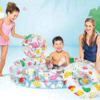 Bambini e mamma giocano in piscina gonfiabile colorata