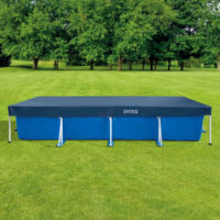 Piscina rettangolare Intex coperta su prato verde