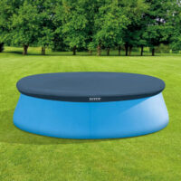 Copertura nera su piscina rotonda Intex in giardino