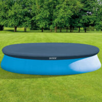 Piscina fuori terra Intex coperta su prato verde