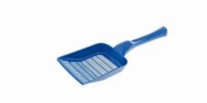 Accessori Paletta blu forata per lettiera su sfondo bianco