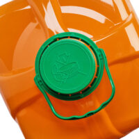 Tappo verde su tanica arancione di plastica