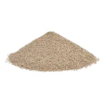 AGGLOMERANTI Mucchio di sabbia beige su sfondo bianco