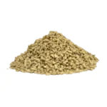 ORGANICHE Mucchio di granuli beige su sfondo bianco