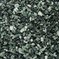 Primo piano di granelli di sabbia verde e bianca
